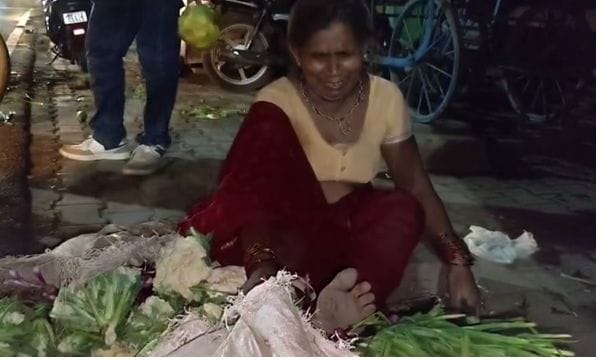 कटनी नगर निगम अतिक्रमण कार्रवाई में बुजुर्ग सब्जी विक्रेता महिला से दुर्व्यवहार — वायरल वीडियो मध्यप्रदेश