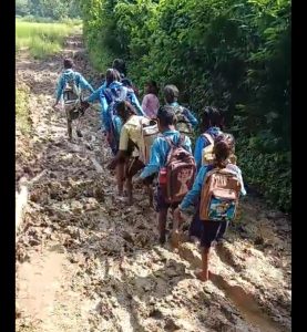 दमोह के बरखेड़ा थोबन में कीचड़ भरे रास्ते से नंगे पैर स्कूल जाते बच्चे