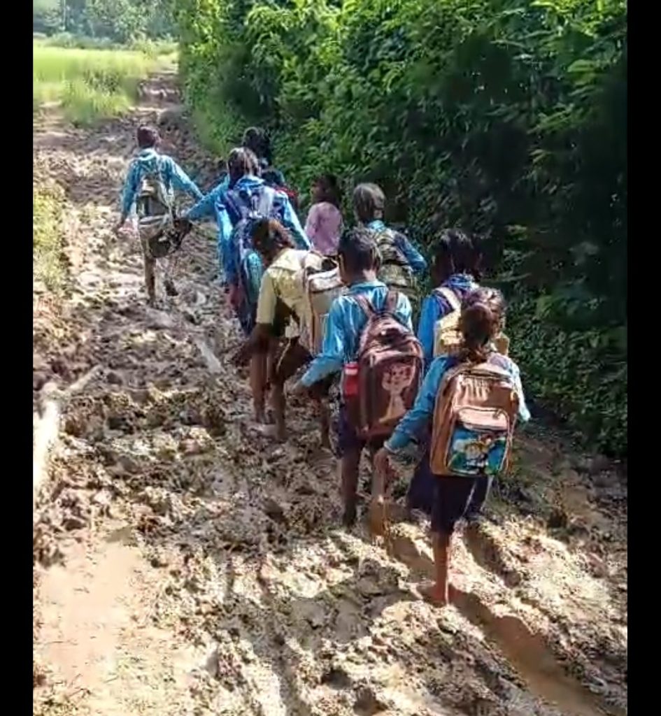 दमोह के बरखेड़ा थोबन में कीचड़ भरे रास्ते से नंगे पैर स्कूल जाते बच्चे