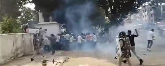 बालाघाट के किरनापुर थाने में गर्भवती महिला से कथित मारपीट के विरोध में प्रदर्शन
