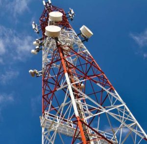 भोपाल में आवासीय इलाके की इमारत की छत पर लगा मोबाइल टावर, जिसके लिए NGT ने SOP बनाने के निर्देश दिए
