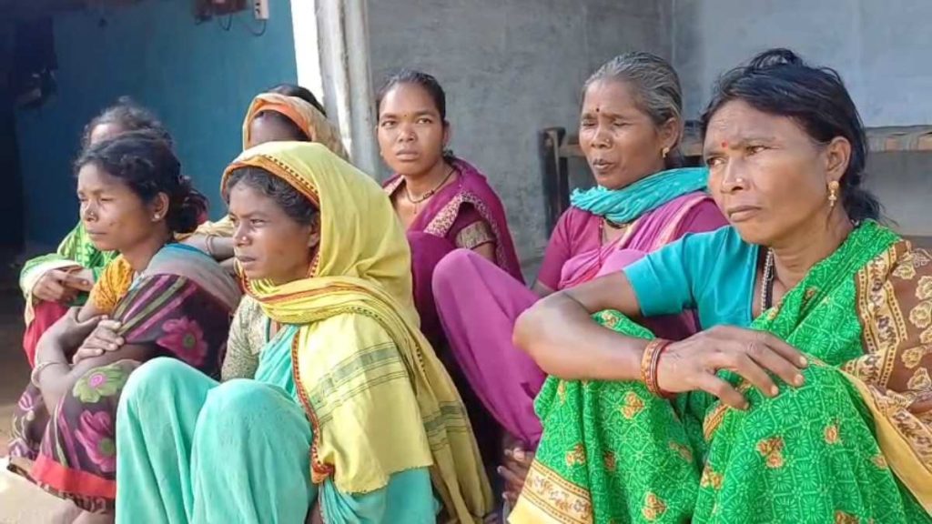 बालाघाट के तबलुटोला गांव में हैंडपंप से निकलता मटमैला पानी भरते ग्रामीण