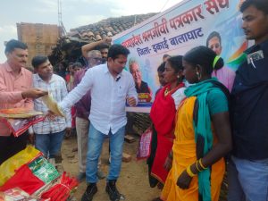 बालाघाट के जगला गांव में पत्रकार संघ द्वारा बैगा महिलाओं और बच्चों को राहत सामग्री बांटते हुए