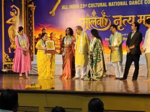इंदौर के मालवा नृत्य महोत्सव में सम्मान के साथ कथक नृत्यांगना लिपिका बापुली और GRL नृत्य अकादमी के विद्यार्थी