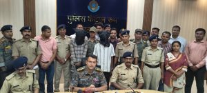 बालाघाट पुलिस अधीक्षक पत्रकार वार्ता में सर्राफा लूट गिरोह के आरोपियों की गिरफ्तारी की जानकारी देते हुए