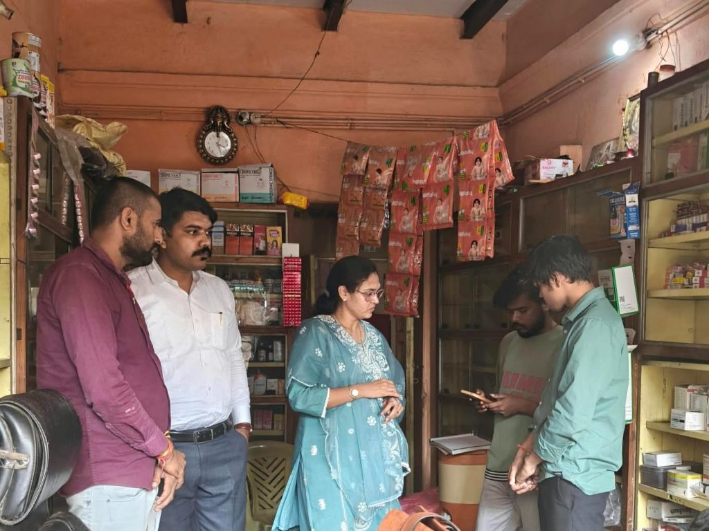 बंडा में औषधि प्रशासन की कार्रवाई के बाद सील किया गया मेडिकल स्टोर और जब्त दस्तावेज